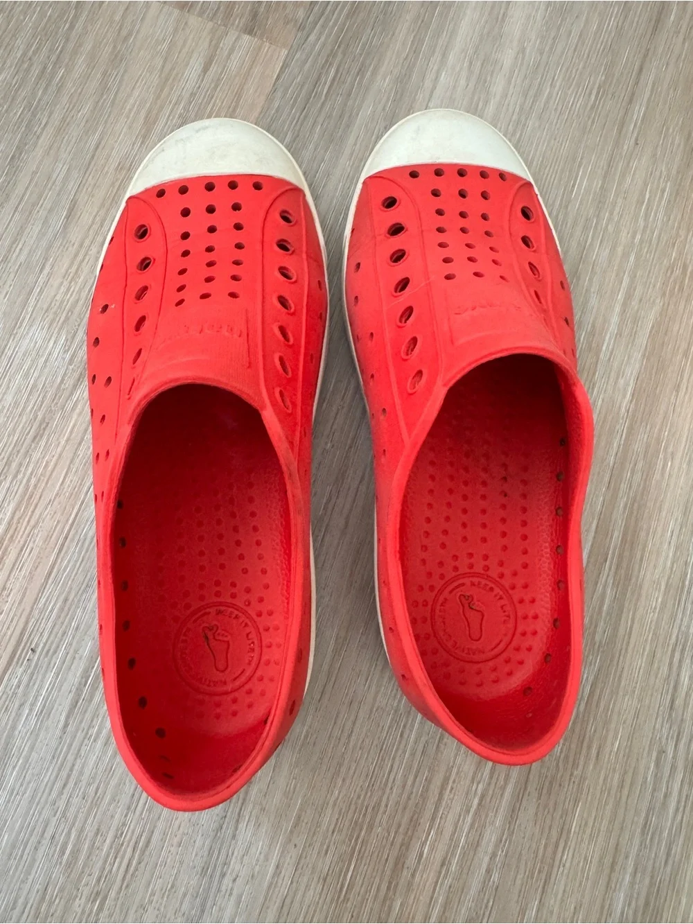 Native Jefferson Kids Red Slip-On Water Shoes Youth Size J1 white